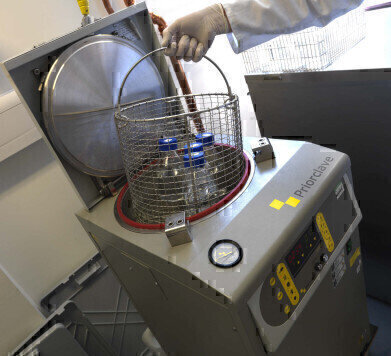 Small Top-Loading Autoclave with Large Capacity
