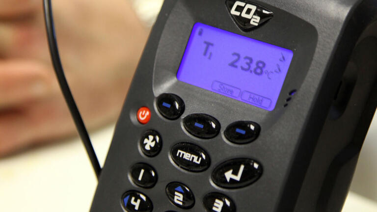 G100 portable CO2 incubator analyser