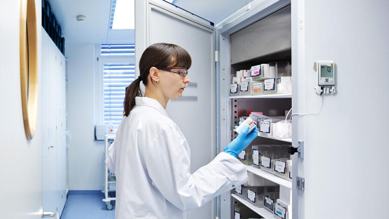 Monitoring Temperature and Humidity in Pharmaceuticals Storage with the Wireless Data Logger System, testo Saveris 2