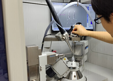 Scientists discover single-electron bond in crystal structure of carbon compound