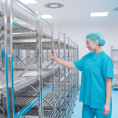Space-saving shelving for sterile environments 