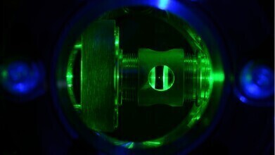 Freezing motion at the quantum limit