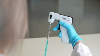 Ergonomic pipette controller for precision cell culture